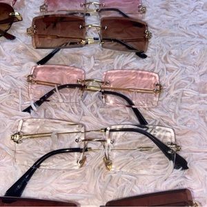Sunglasses (pink, brown or transparent)